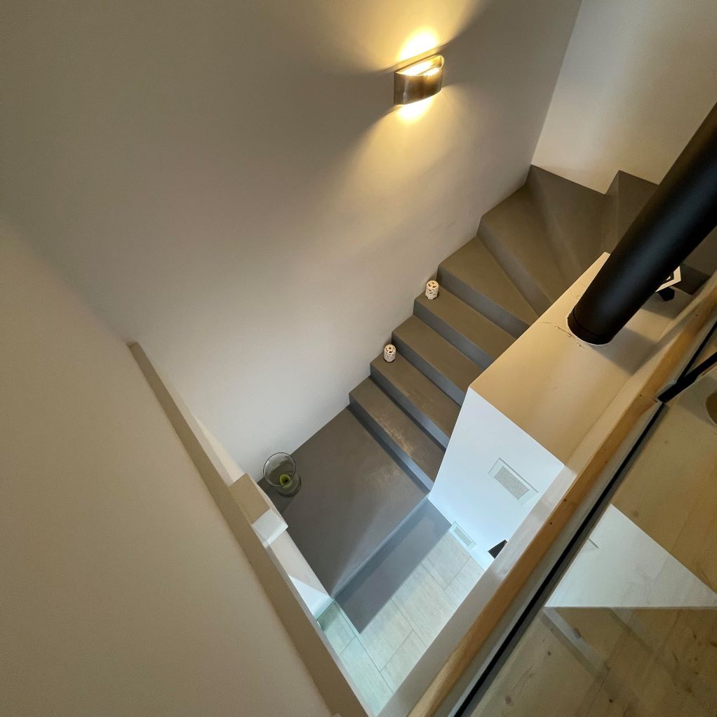 Une vue aérienne d'un escalier avec une rampe noire