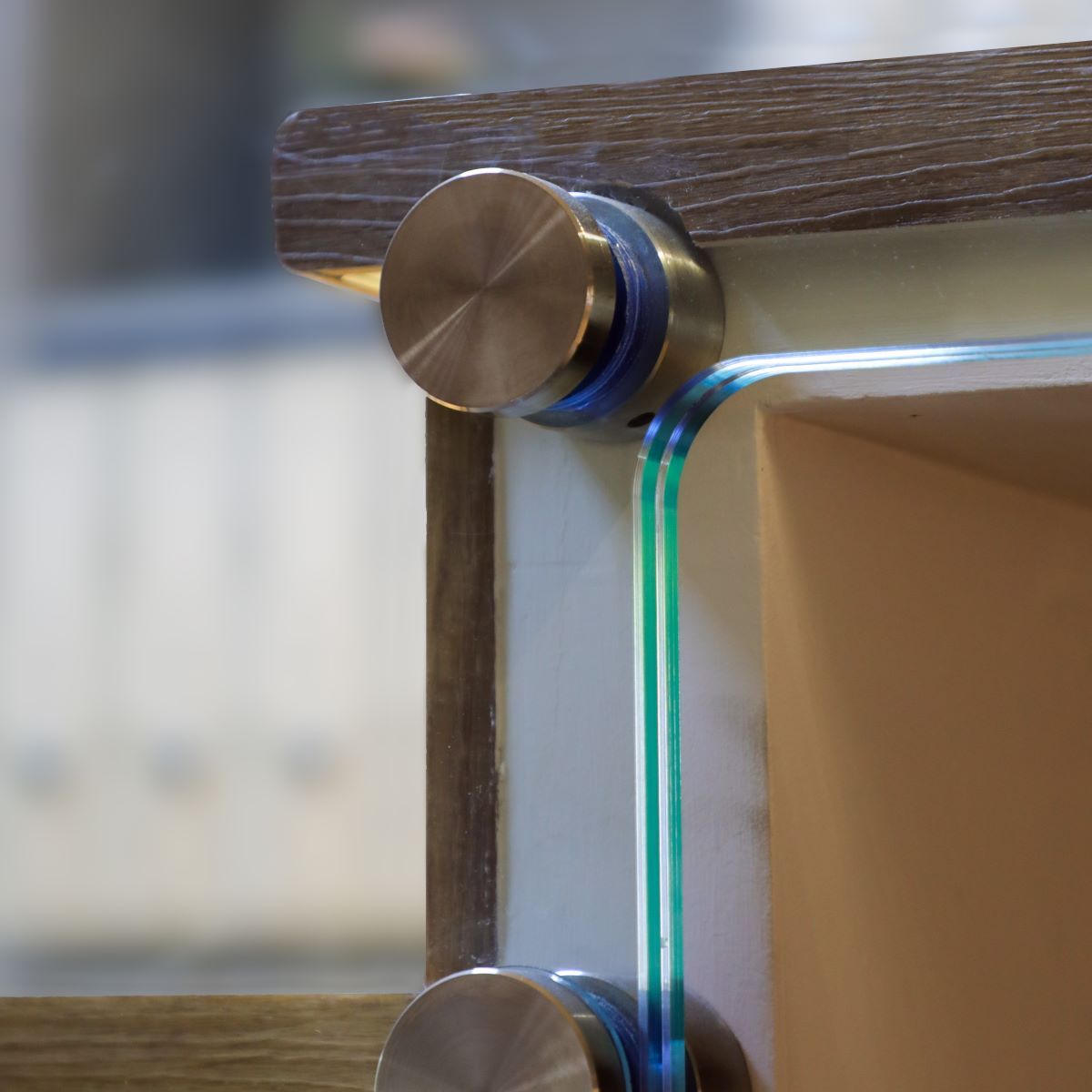 Gros plan d'une rampe en verre sur un escalier