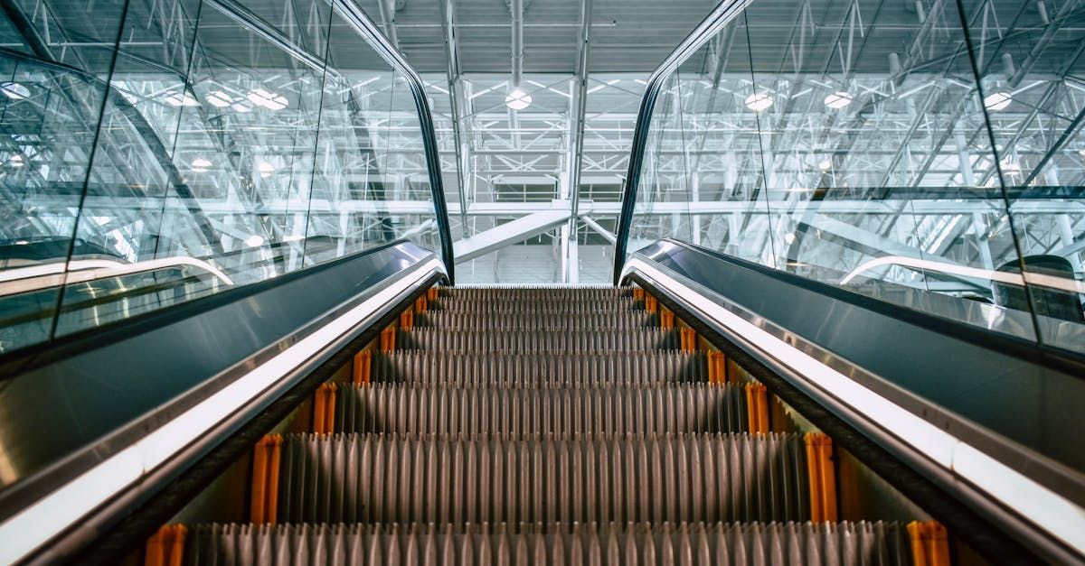 Escalator skirt deflectors