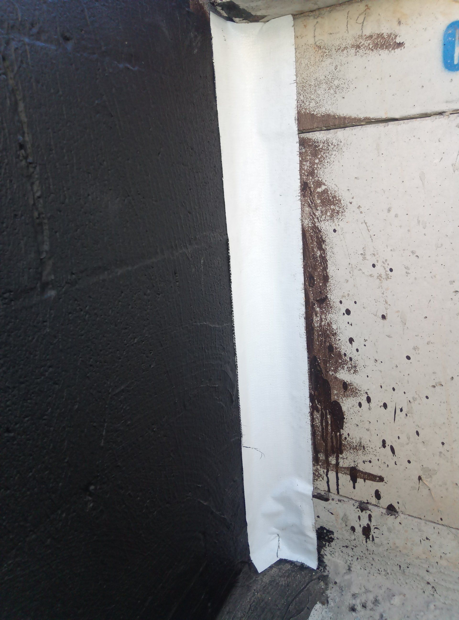 4 Vertical joints sealed with butyl tape