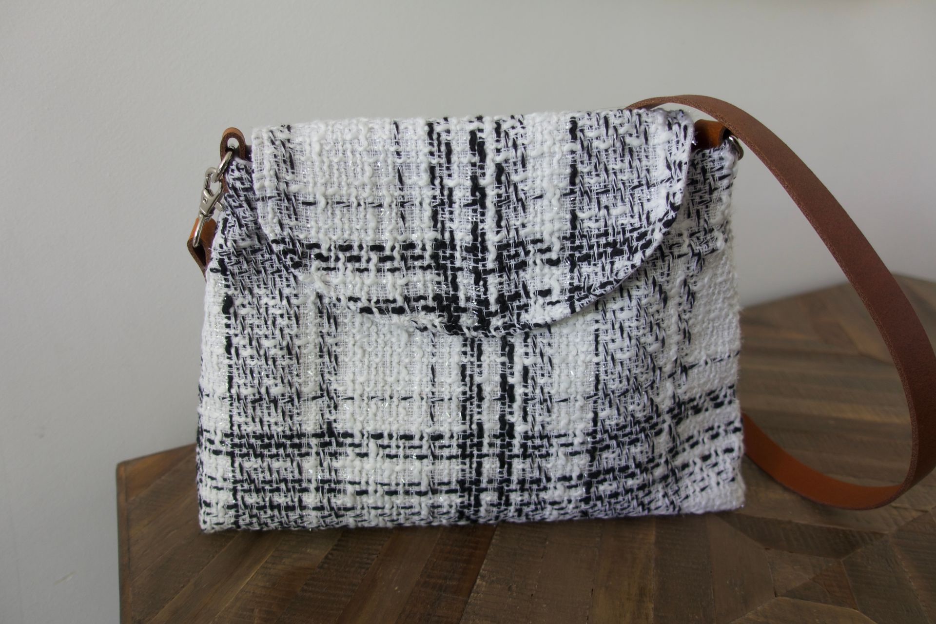 Handgemaakte cross body tas met zwart witte ruiten