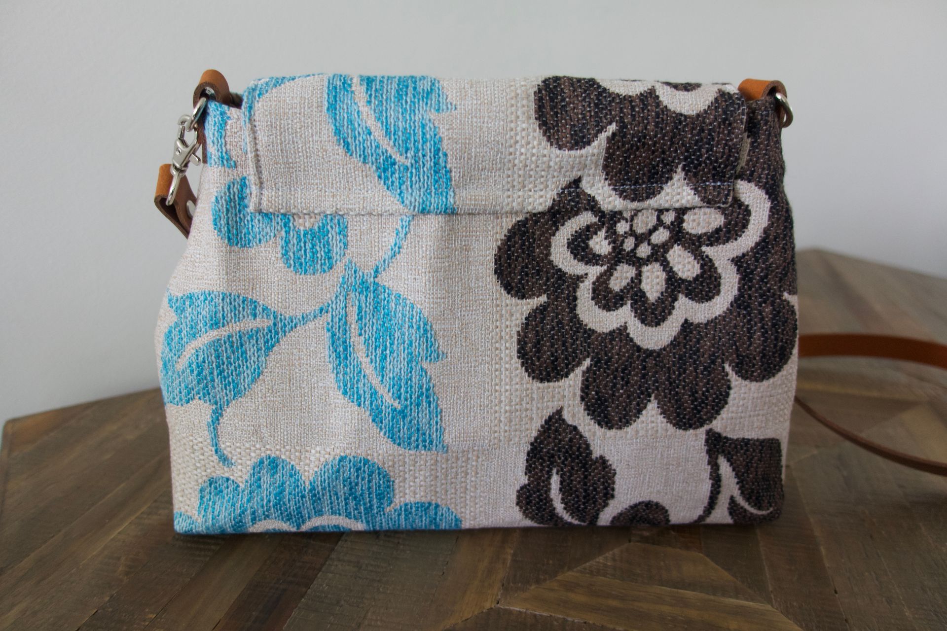 Handgemaakte cross body tas met bloemen blauw en bruin