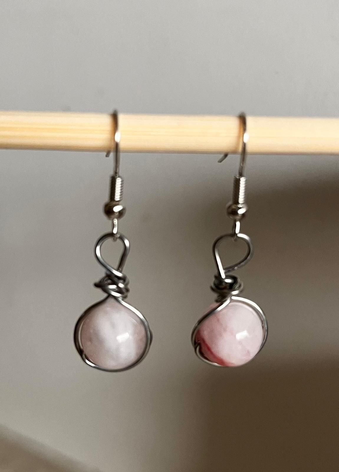Handgemaakte oorbellen met rozenkwarts