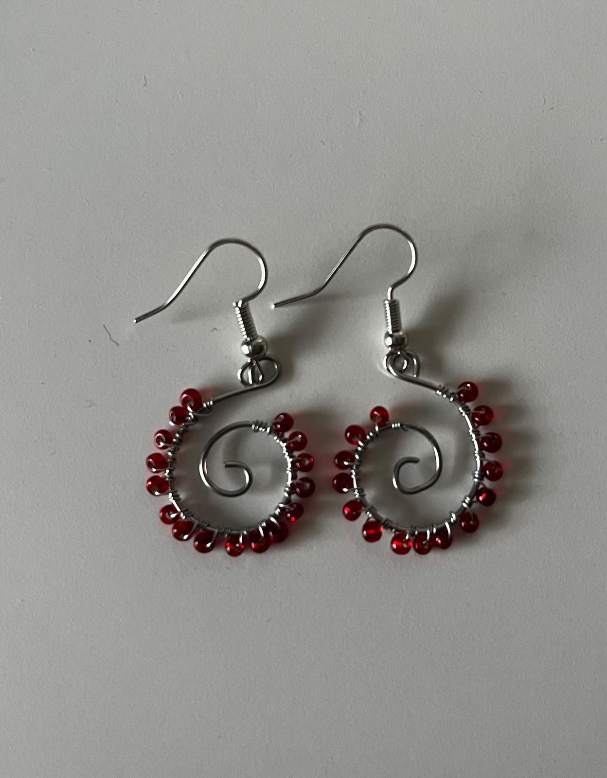 Handgemaakte oorbellen (hangers) met rode kraaltjes