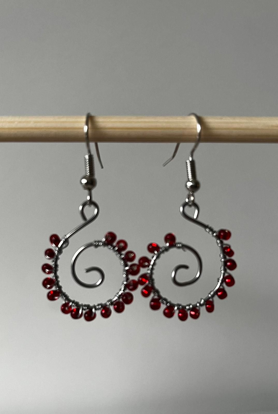 Handgemaakte oorbellen (hangers) met rode kraaltjes
