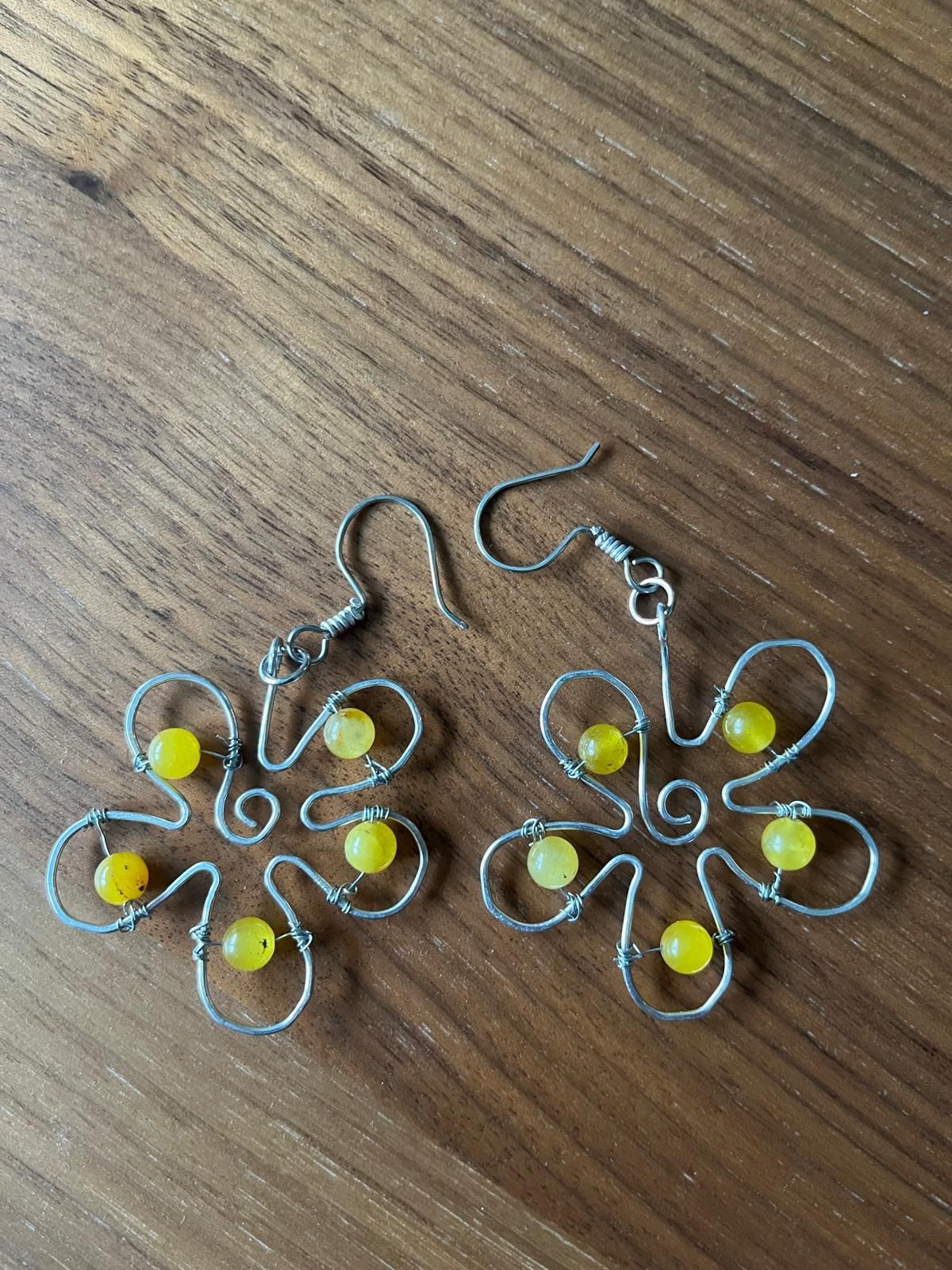 Handgemaakte oorbellen in bloemvorm met gele agaat kralen