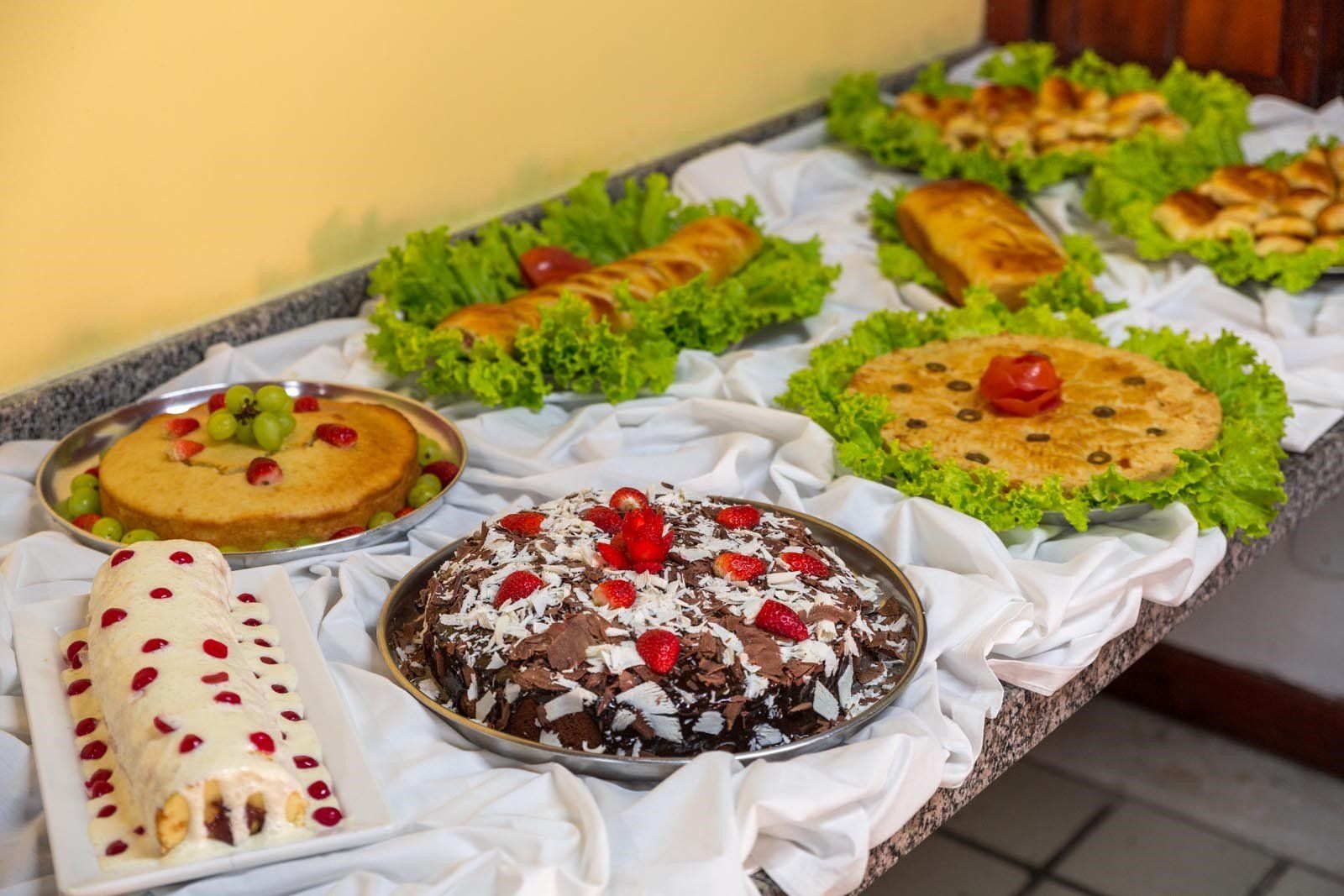 Há muitos tipos diferentes de sobremesas na mesa.