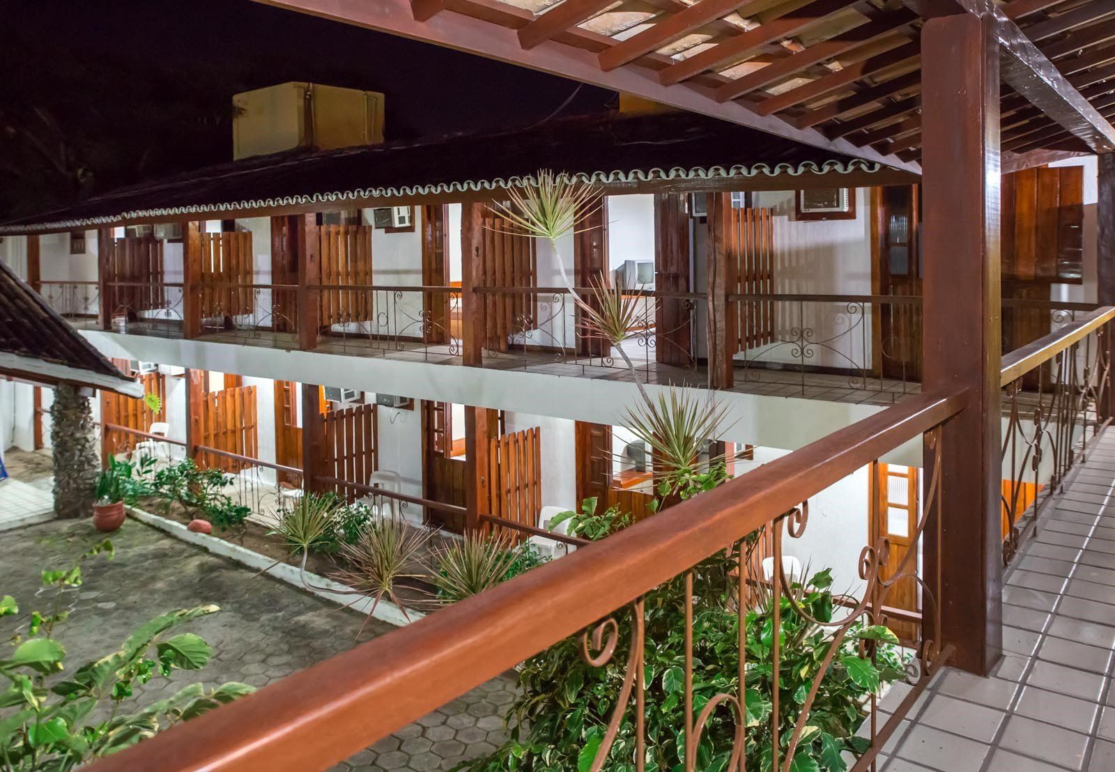 Uma vista de um hotel a partir de uma varanda à noite