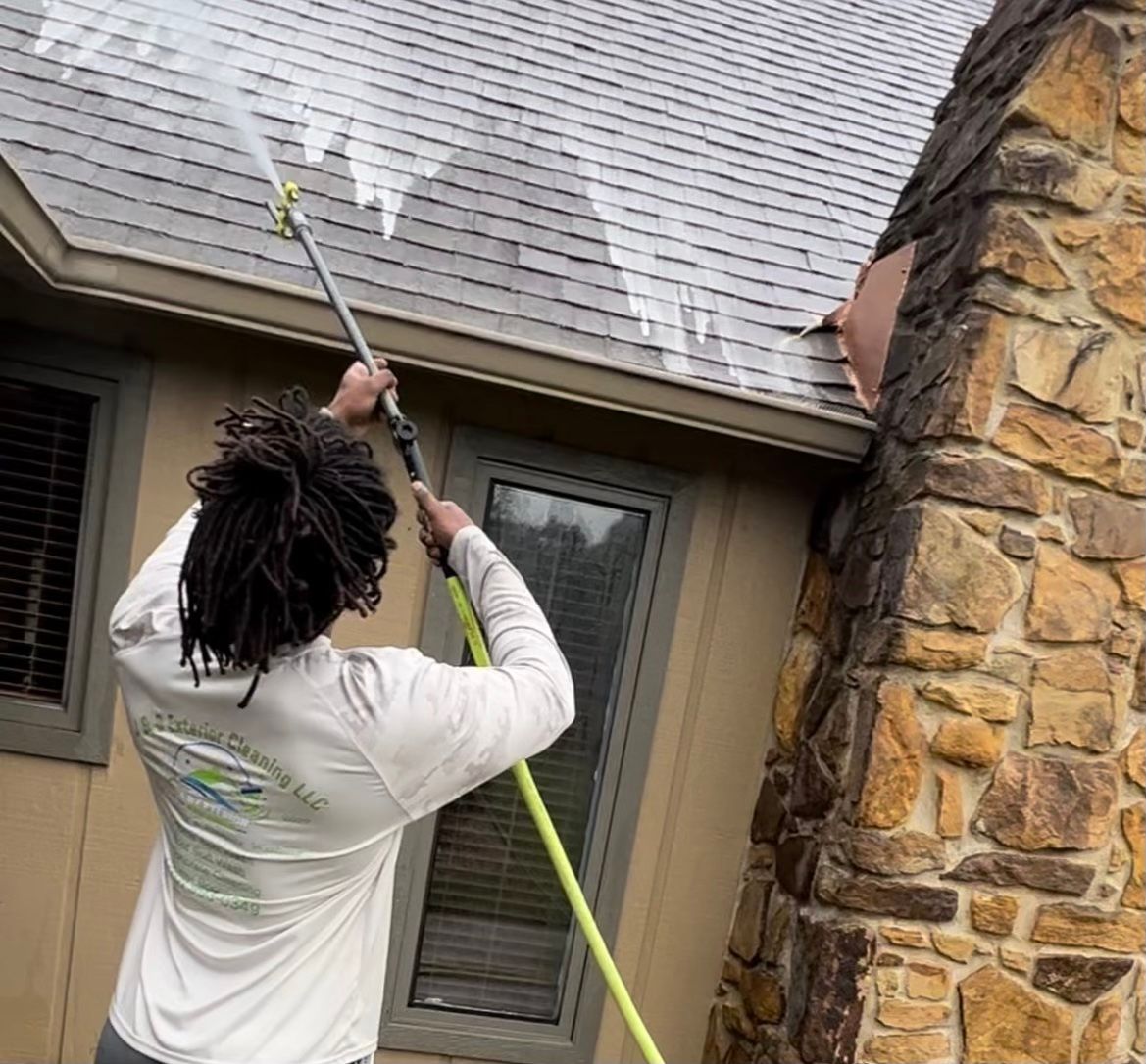 Roof cleaning with high pressure