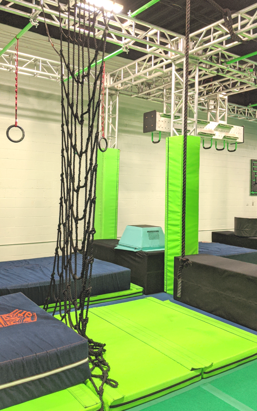 Cargo net and swing ring valley