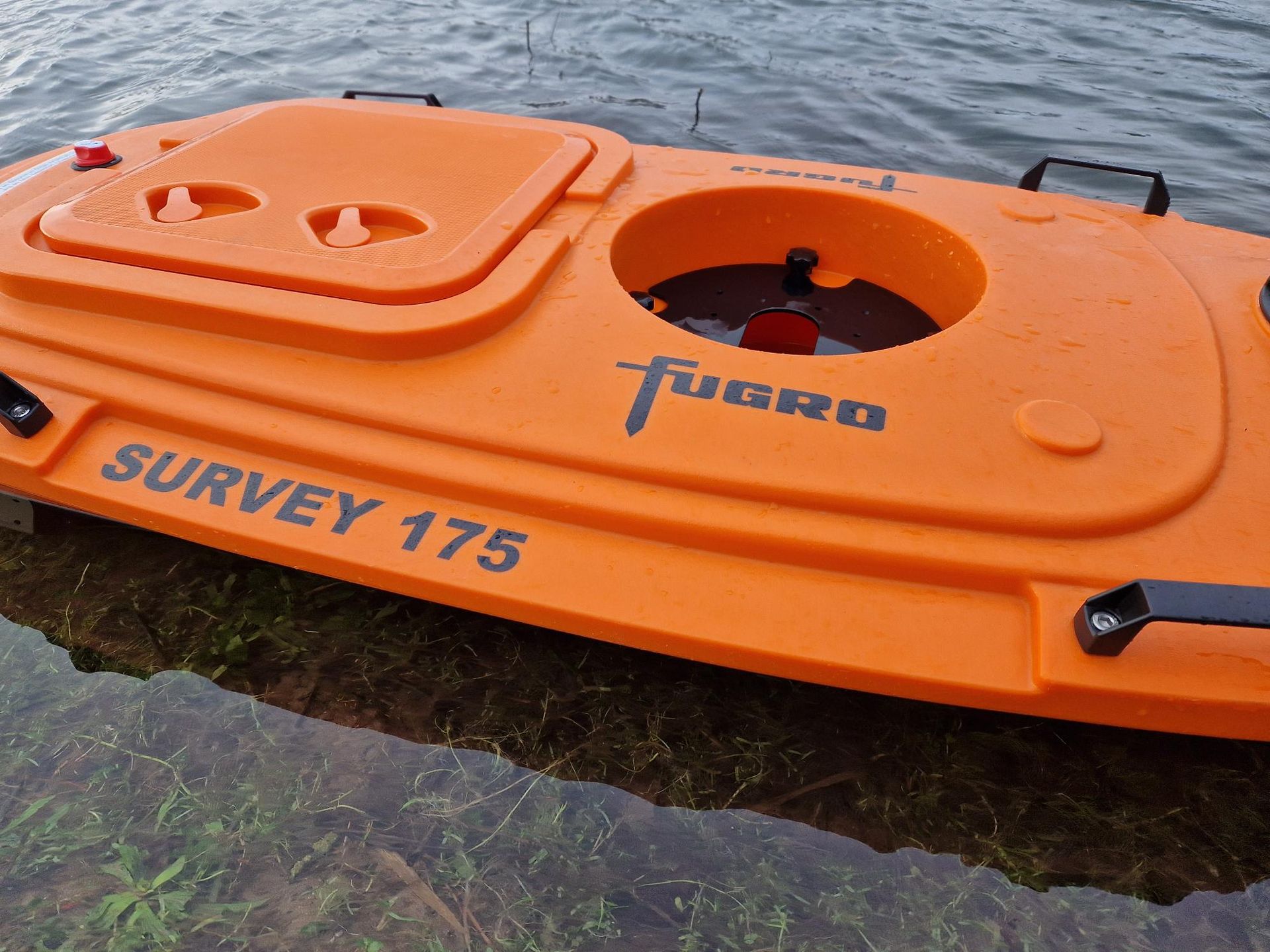 Een oranje fugro survey 175 boot ligt in het water