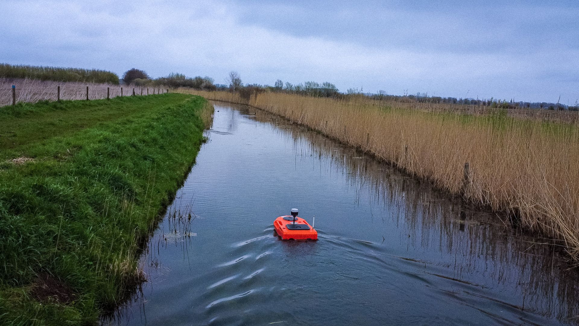 Een op afstand bestuurbare boot drijft over een rivier.