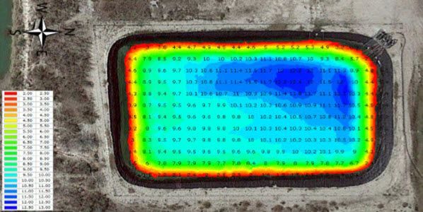 Een luchtfoto van een voetbalveld met een regenboog van kleuren.