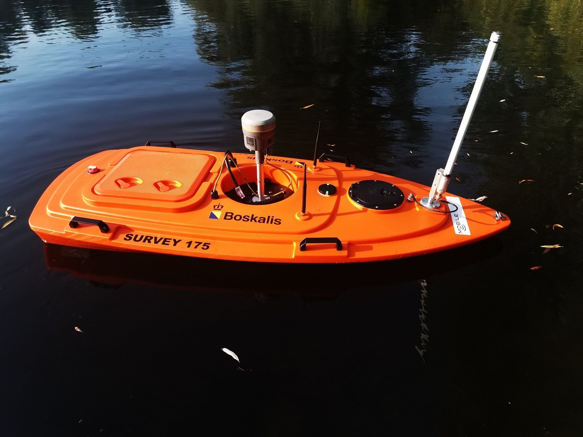 Een oranje survey 173 boot drijft in het water