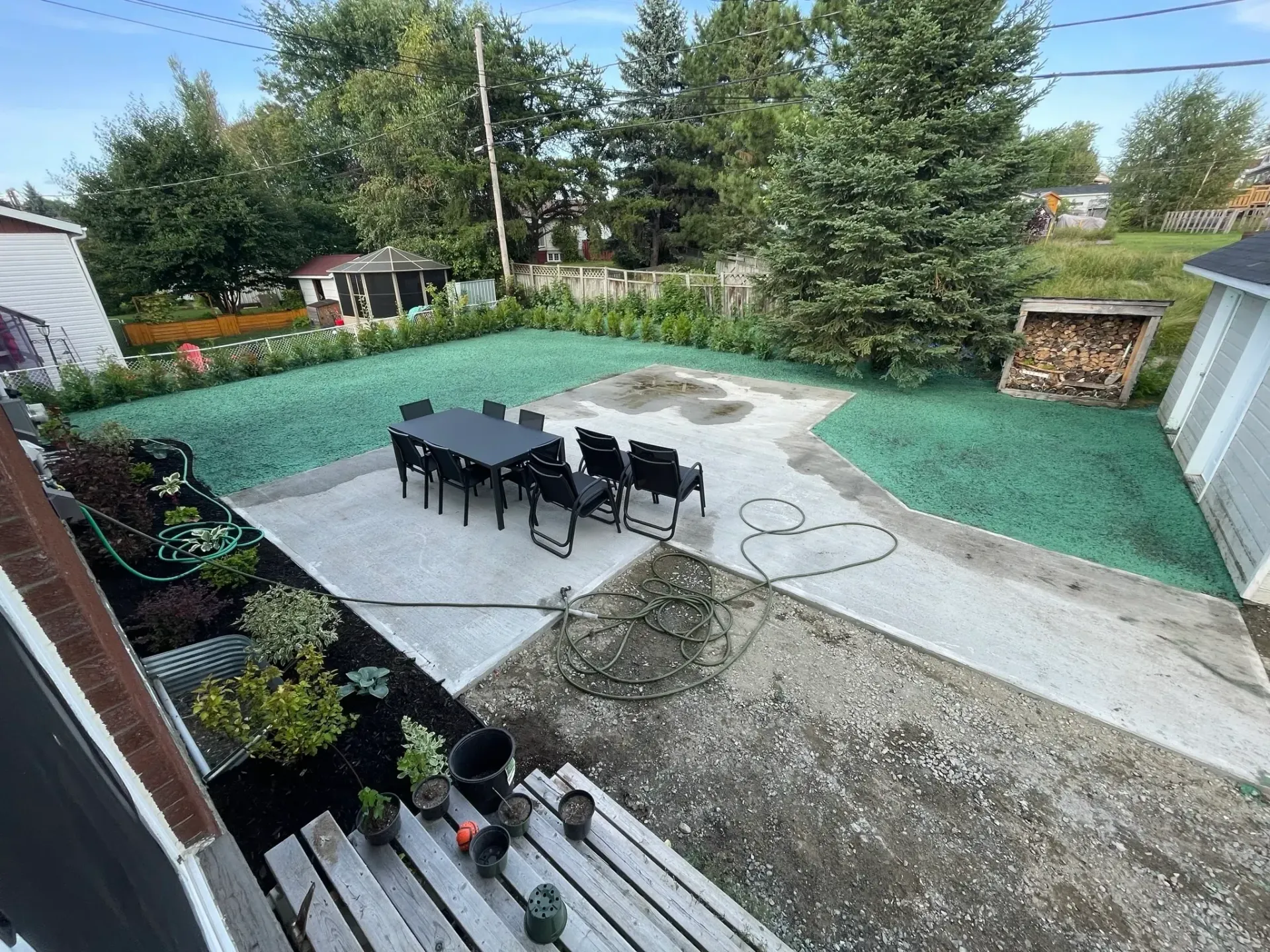 Une vue aérienne d’une cour avec une table et des chaises.
