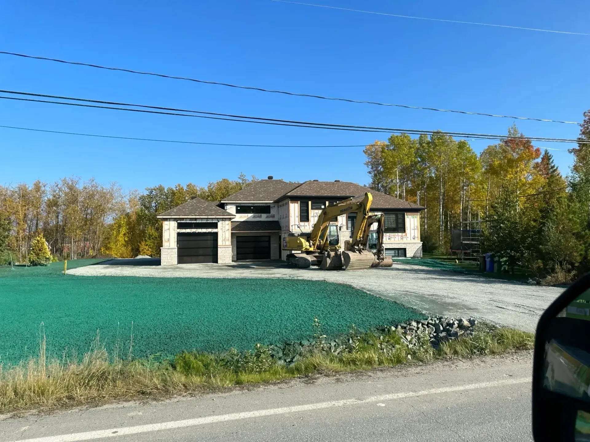 Une maison est en construction au bord de la route