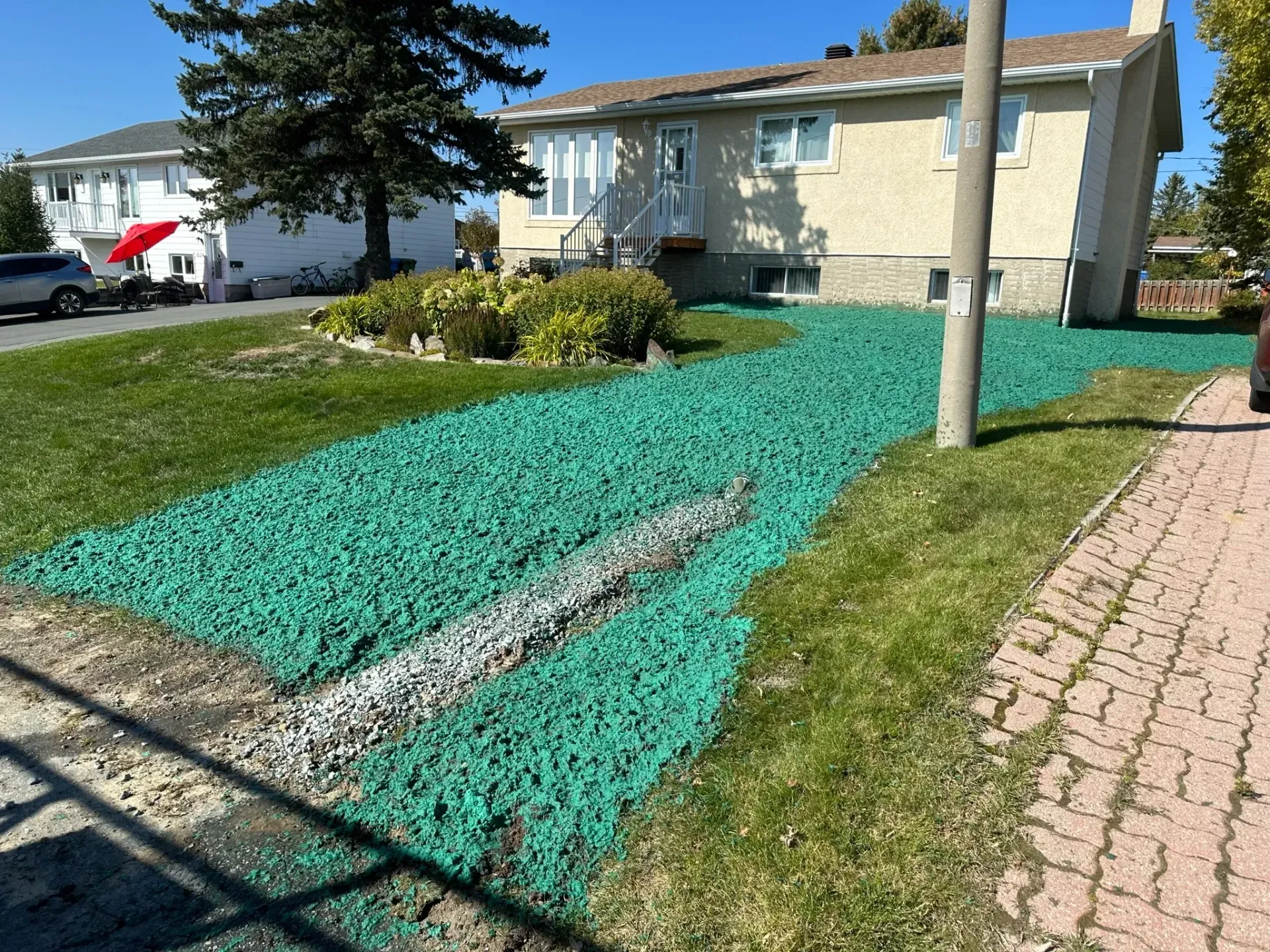 Une maison avec une pelouse verte devant.