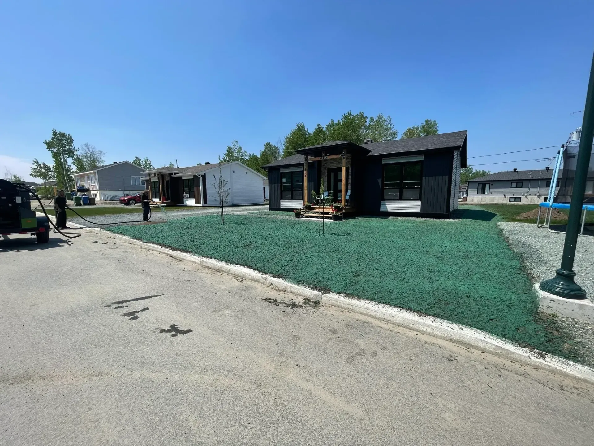 Une maison avec beaucoup d’herbe verte devant