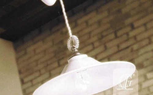 un lampadario a sospensione di color bianco in ceramica