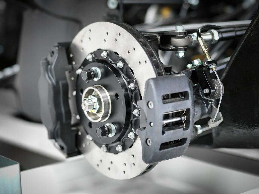 Sistema frenante per auto, dotato di rotore ventilato, pinza e componenti correlati.