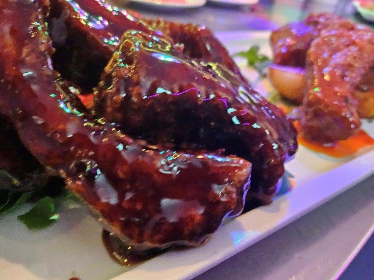 Un primo piano di un piatto di carne con salsa sopra