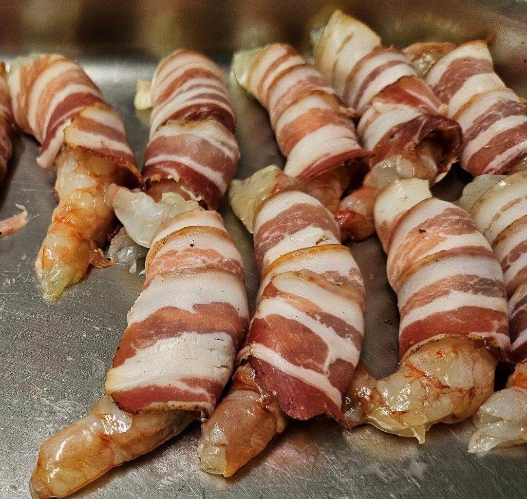 Un mucchio di gamberi avvolti nella pancetta su un vassoio