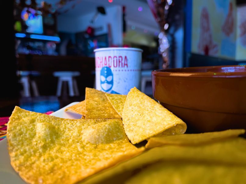 Una ciotola di guacamole e tortilla chips su un tavolo
