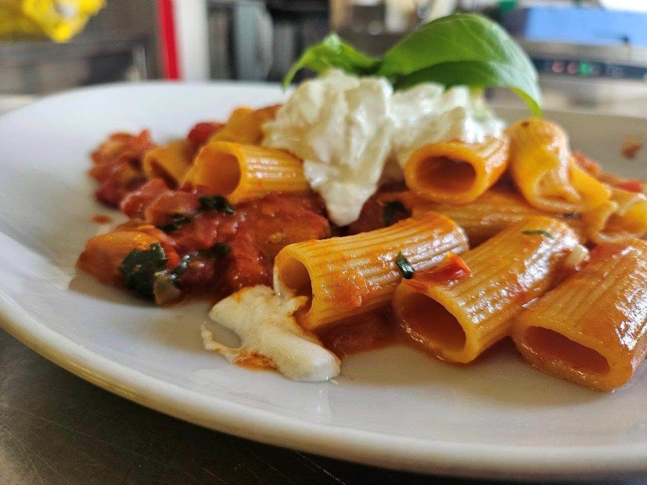 Un primo piano di un piatto di pasta con sugo e formaggio