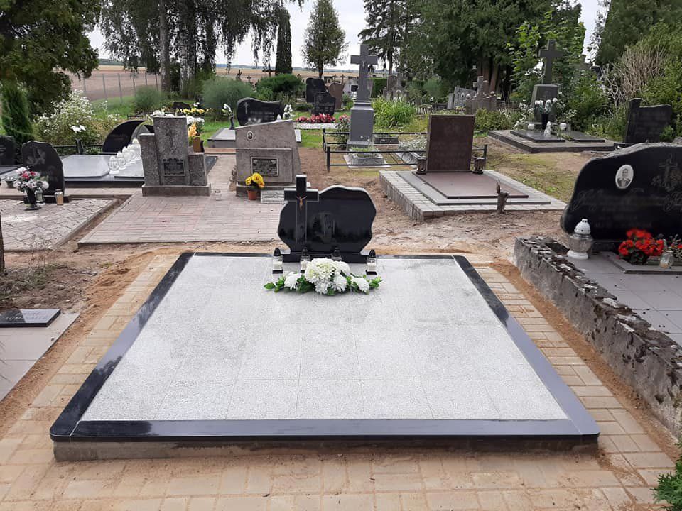 Naujosios Akmenės paminklai ir antkapiai