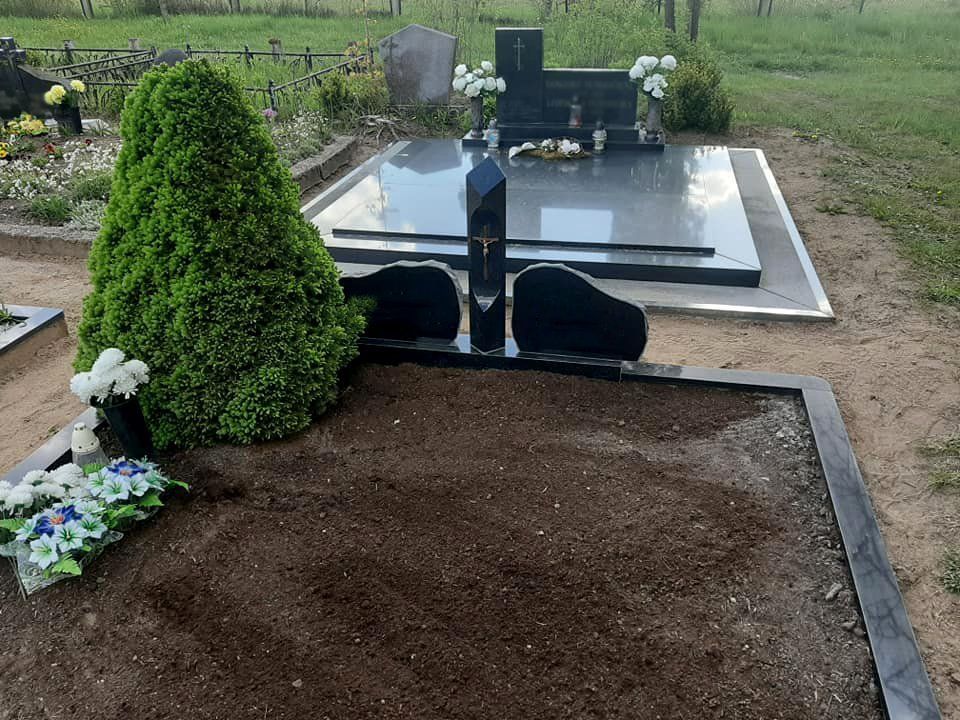 Naujosios Akmenės paminklai ir antkapiai