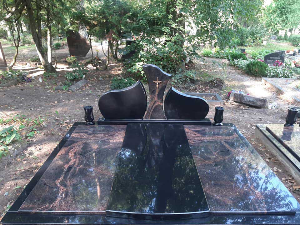 Naujosios Akmenės paminklai ir antkapiai