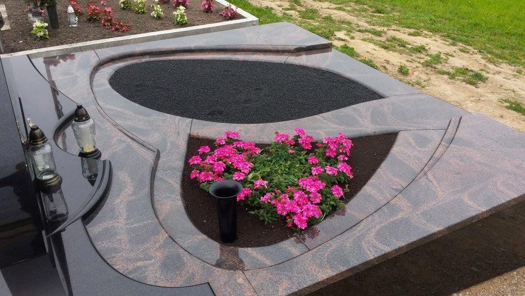 Naujosios Akmenės paminklai sutvarkyta kapavietė