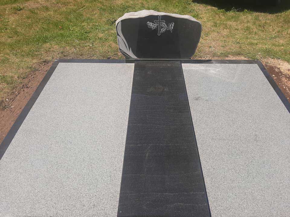 Naujosios Akmenės paminklai sutvarkyta kapavietė