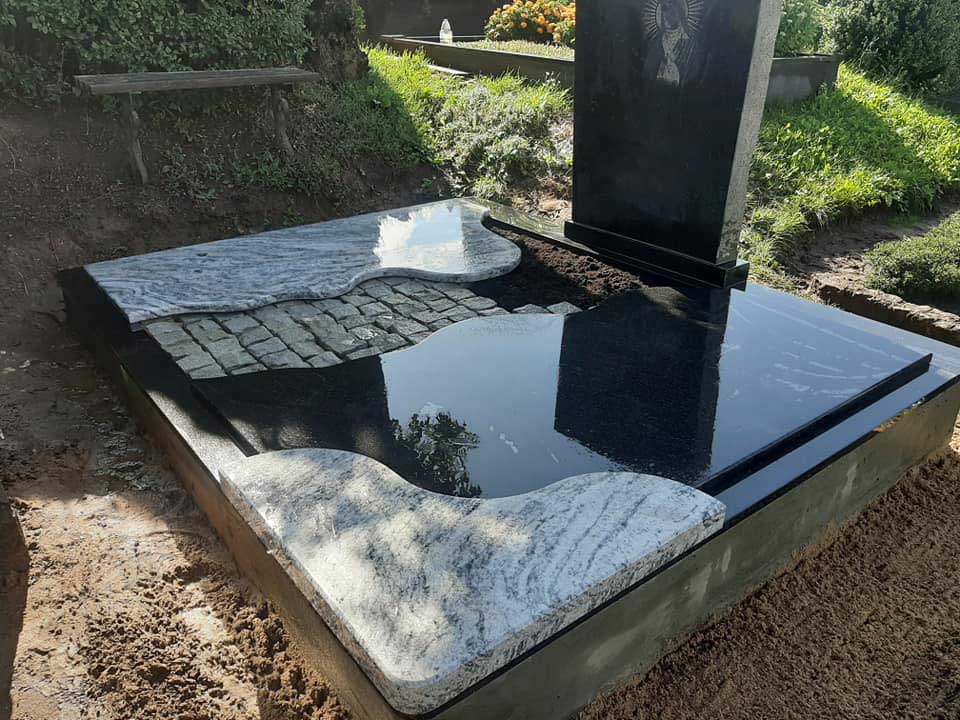 Naujosios Akmenės paminklai sutvarkyta kapavietė