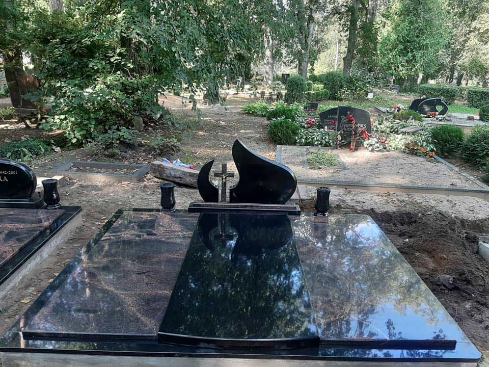 Naujosios Akmenės paminklai sutvarkyta kapavietė