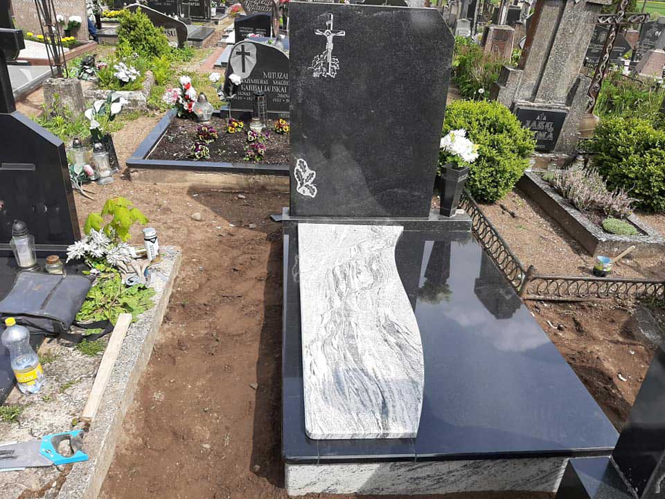 Naujosios Akmenės paminklai sutvarkyta kapavietė