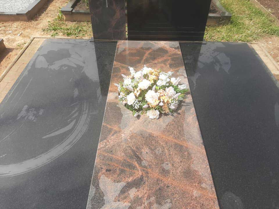 Naujosios Akmenės paminklai sutvarkyta kapavietė