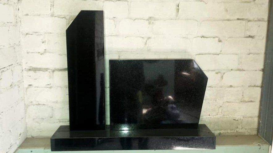 Naujosios Akmenės paminklai ir antkapiai