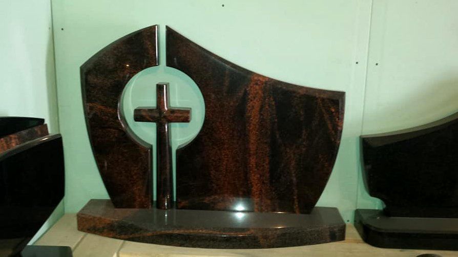 Naujosios Akmenės paminklai ir antkapiai