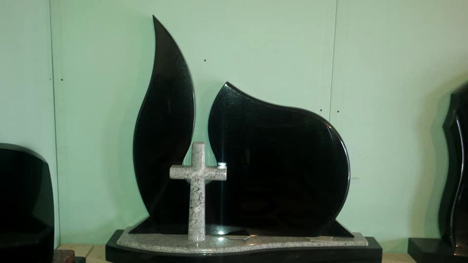 Naujosios Akmenės paminklai ir antkapiai