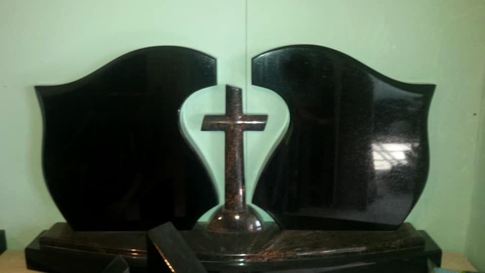 Naujosios Akmenės paminklai ir antkapiai