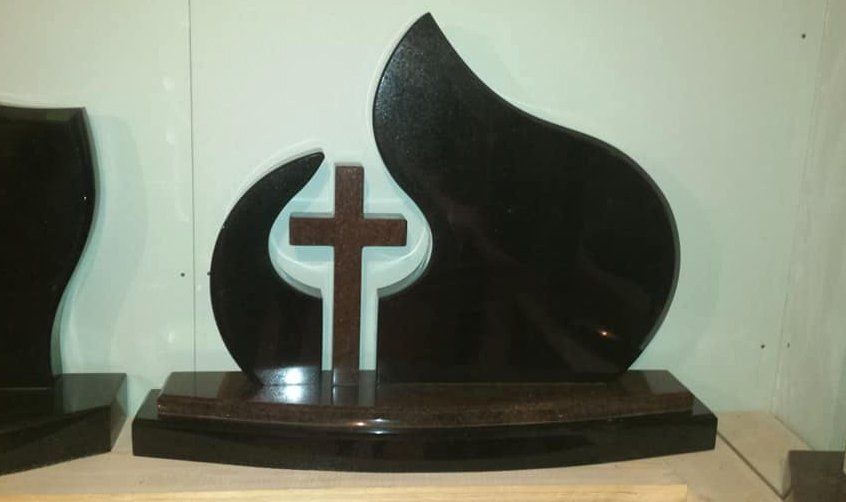 Naujosios Akmenės paminklai ir antkapiai