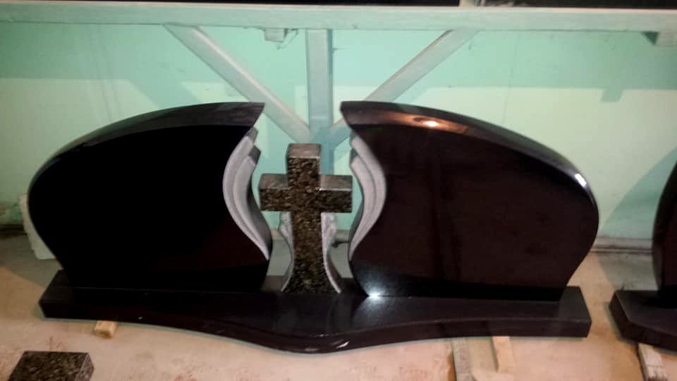 Naujosios Akmenės paminklai ir antkapiai