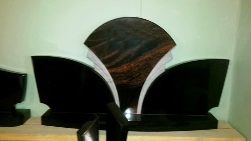 Naujosios Akmenės paminklai ir antkapiai