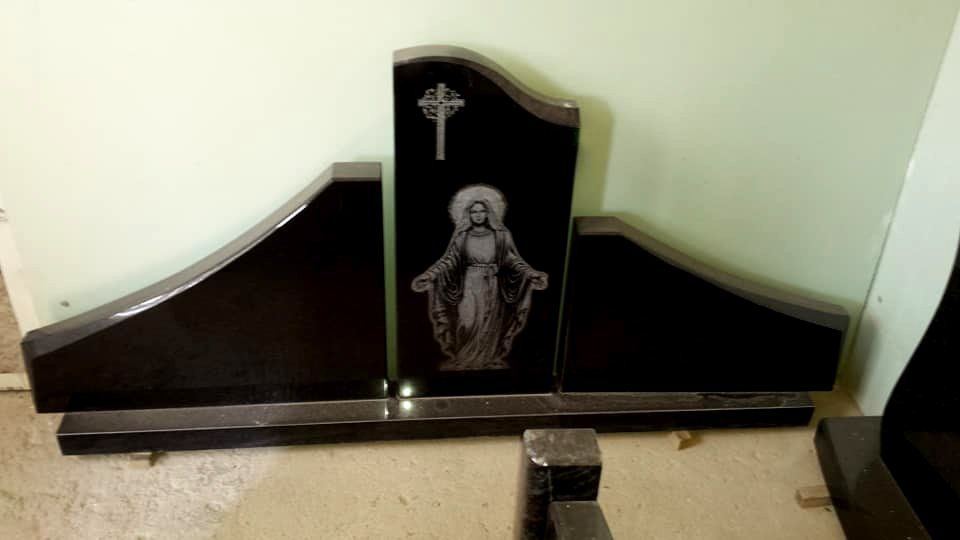 Naujosios Akmenės paminklai ir antkapiai