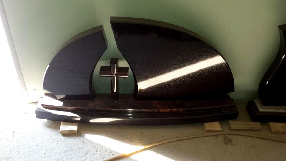 Naujosios Akmenės paminklai ir antkapiai