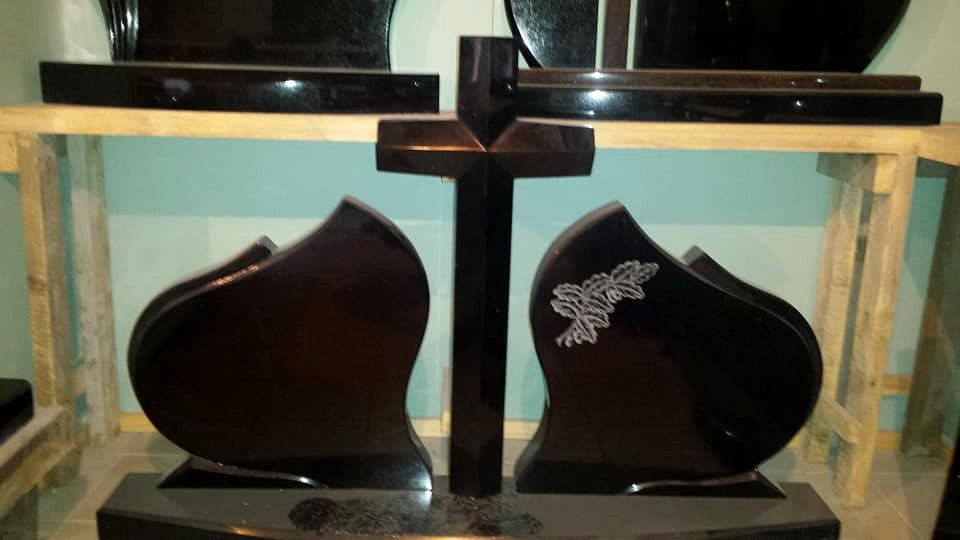 Naujosios Akmenės paminklai ir antkapiai