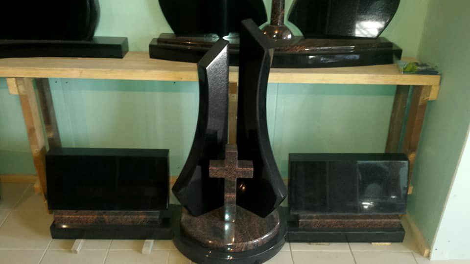 Naujosios Akmenės paminklai ir antkapiai