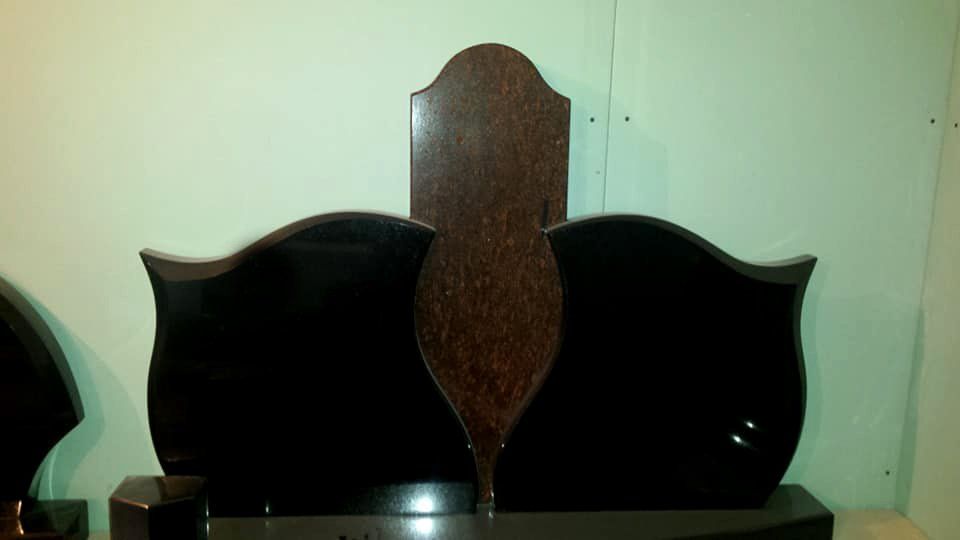 Naujosios Akmenės paminklai ir antkapiai