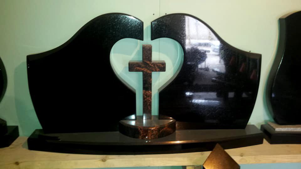 Naujosios Akmenės paminklai ir antkapiai